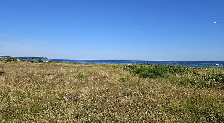 Sommerhus med havudsigt og strand i baghaven