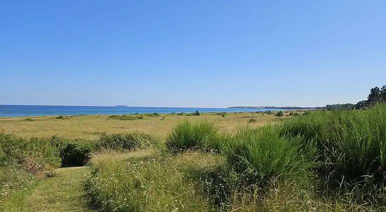 Sommerhus med havudsigt og strand i baghaven