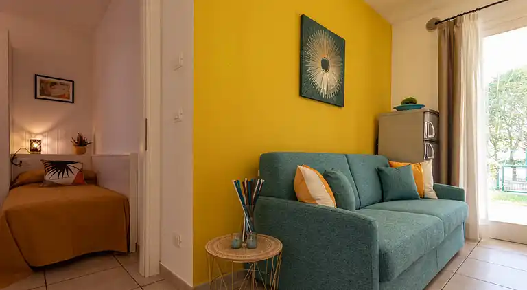 Apartment mit Poolblick und privatem, umzäunten Garten