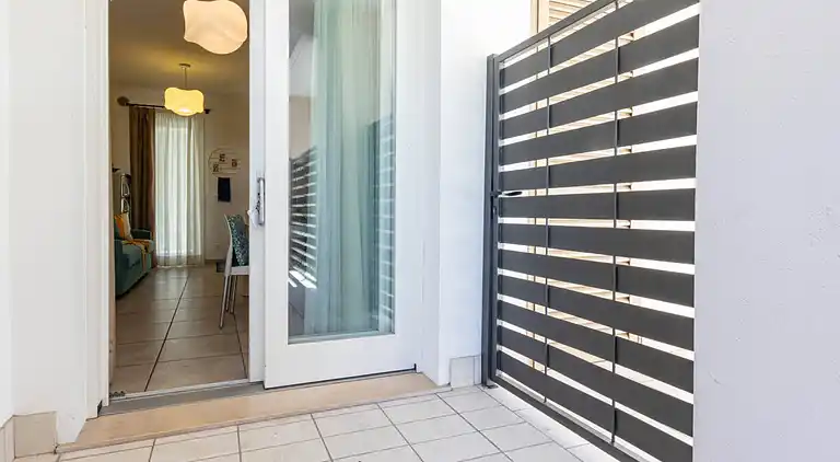 Apartment mit Poolblick und privatem, umzäunten Garten