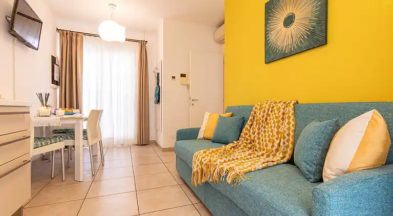 Apartment mit Poolblick und privatem, umzäunten Garten