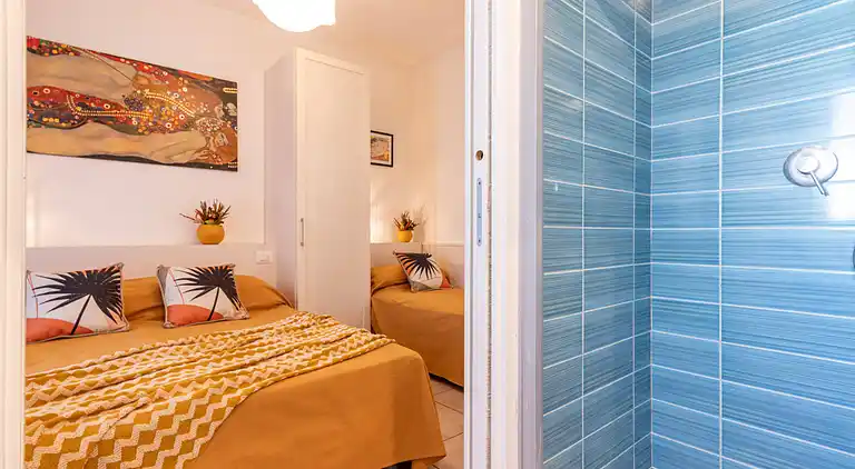 Apartment mit Poolblick und privatem, umzäunten Garten