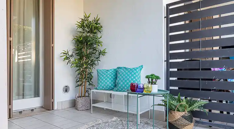 Apartment mit Poolblick und privatem, umzäunten Garten