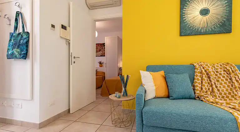 Apartment mit Poolblick und privatem, umzäunten Garten