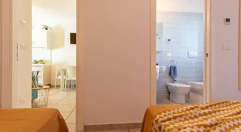 Apartment mit Poolblick und privatem, umzäunten Garten