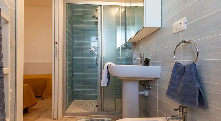 Apartment mit Poolblick und privatem, umzäunten Garten