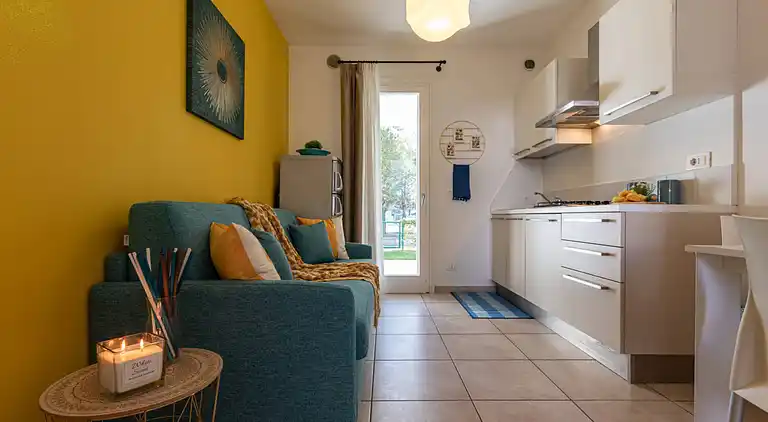 Apartment mit Poolblick und privatem, umzäunten Garten