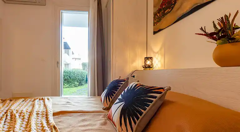 Apartment mit Poolblick und privatem, umzäunten Garten