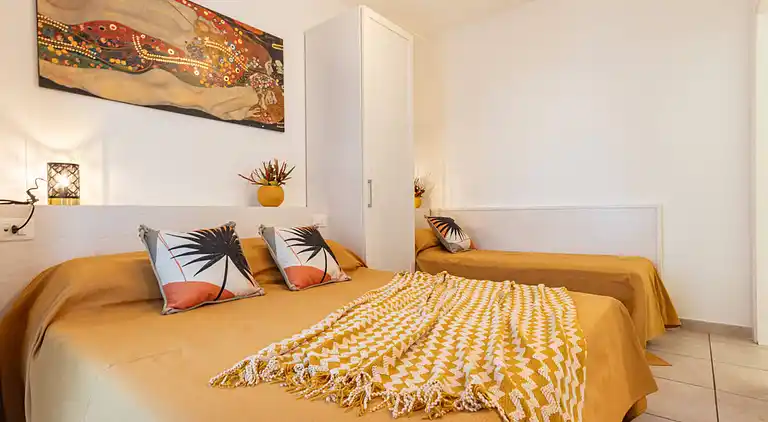 Apartment mit Poolblick und privatem, umzäunten Garten