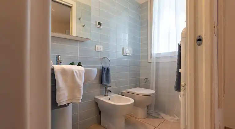 Apartment mit Poolblick und privatem, umzäunten Garten