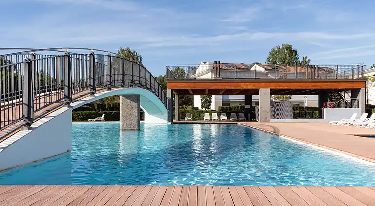 Apartment mit Poolblick und privatem, umzäunten Garten