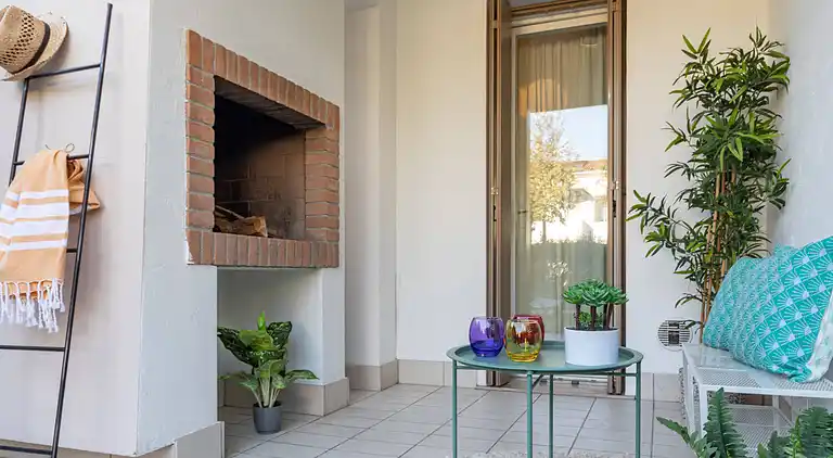 Apartment mit Poolblick und privatem, umzäunten Garten