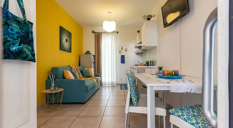 Apartment mit Poolblick und privatem, umzäunten Garten