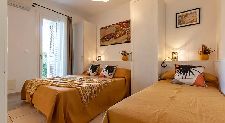 Apartment mit Poolblick und privatem, umzäunten Garten