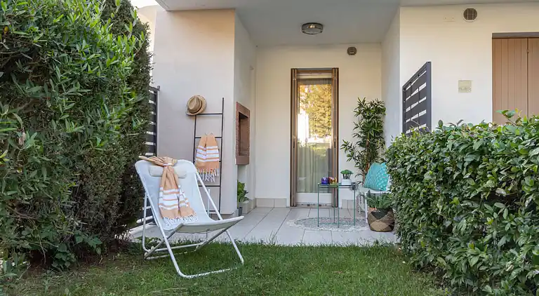 Apartment mit Poolblick und privatem, umzäunten Garten