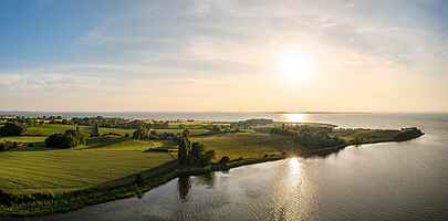 Fridfull lantgård med vacker vattenutsikt