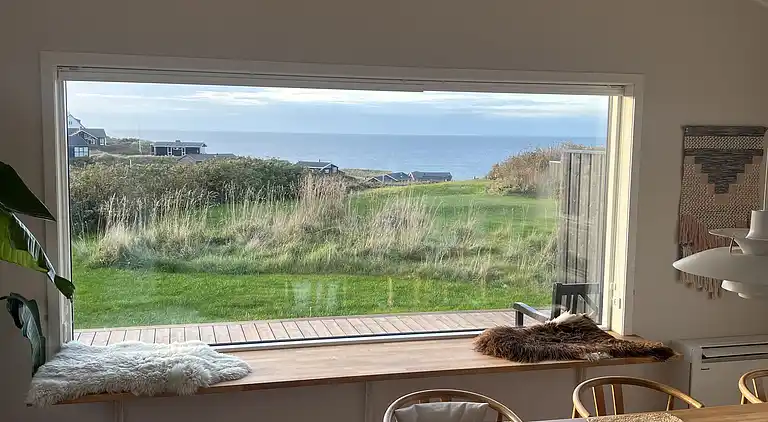 Meerblick und Ladestation für Elektroauto