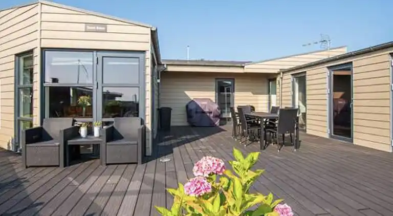 Skønt sommerhus med havudsigt – 50 m til vandet