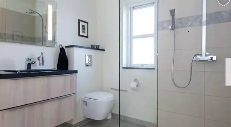 Skønt sommerhus med havudsigt – 50 m til vandet