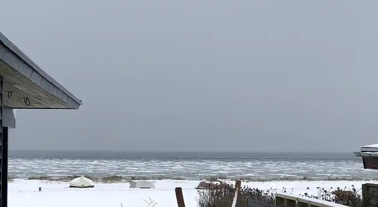 Skønt sommerhus med havudsigt – 50 m til vandet