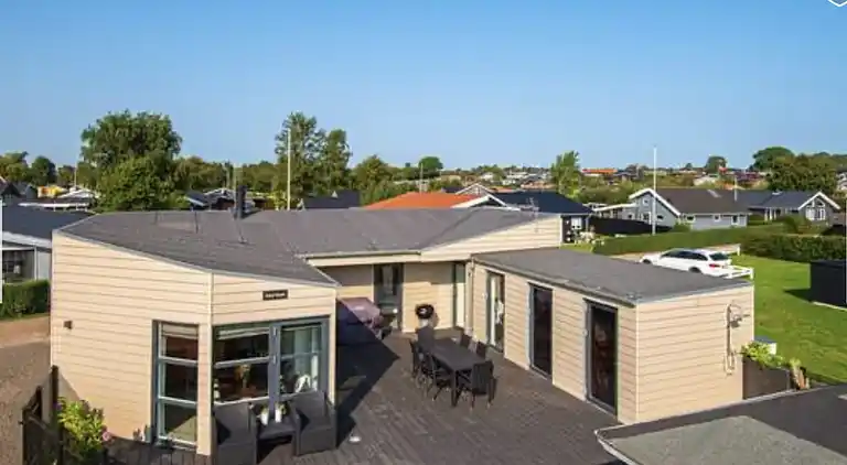 Skønt sommerhus med havudsigt – 50 m til vandet