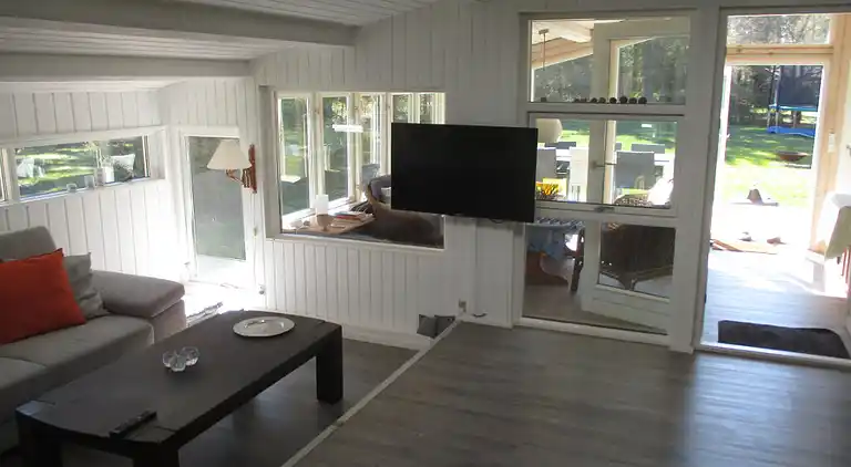 Helles Ferienhaus nur 300 m vom Wasser