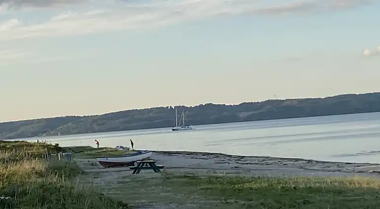 Dejligt familieferiehus kun 130 m fra stranden. 