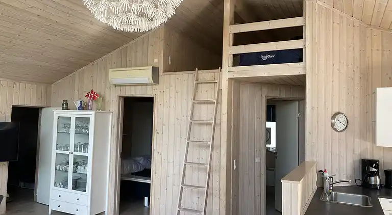 Dejligt familieferiehus kun 130 m fra stranden. 