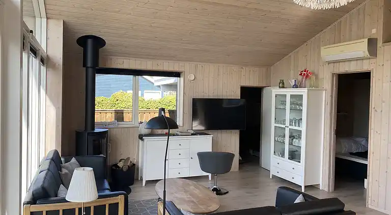 Dejligt familieferiehus kun 130 m fra stranden. 