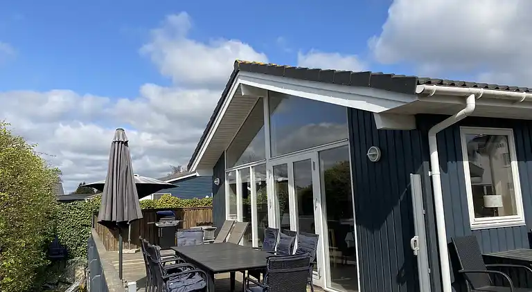 Dejligt familieferiehus kun 130 m fra stranden. 