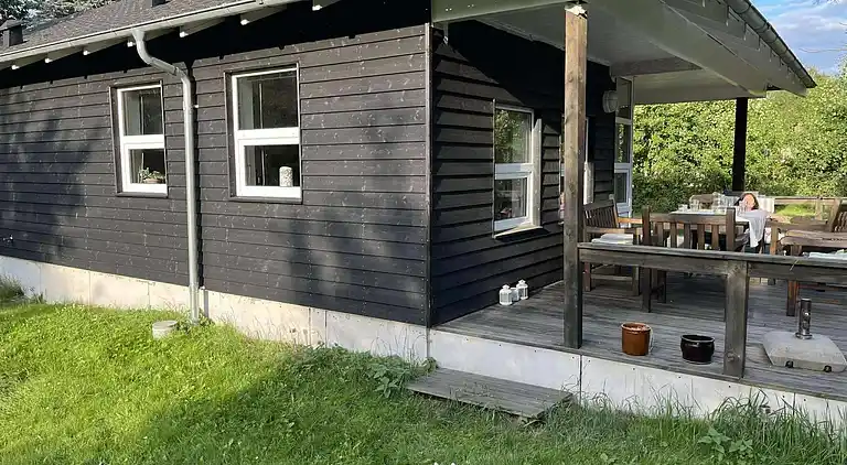 Hyggeligt træsommerhus tæt på natur og strand