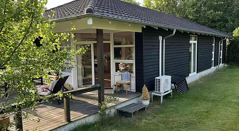 Hyggeligt træsommerhus tæt på natur og strand