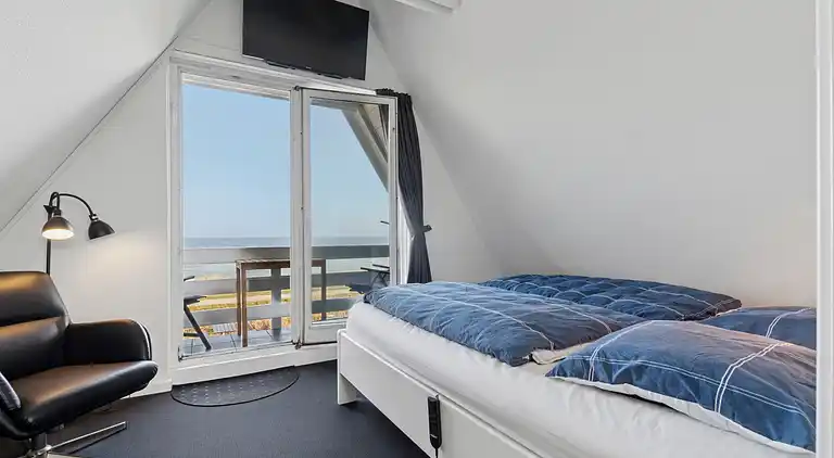 Sommerhus i 1. række.  4 pers. 30 m til havet.