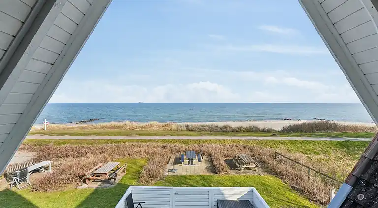 Sommerhus i 1. række.  4 pers. 30 m til havet.