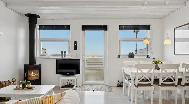 Sommerhus i 1. række.  4 pers. 30 m til havet.