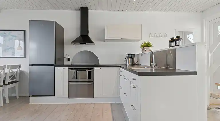 Sommerhus i 1. række.  4 pers. 30 m til havet.