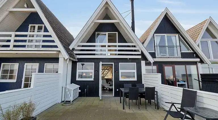 Sommerhus i 1. række.  4 pers. 30 m til havet.