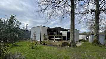 Komfortable Öko-Lodge mit beheiztem Pool und Whirlpool,