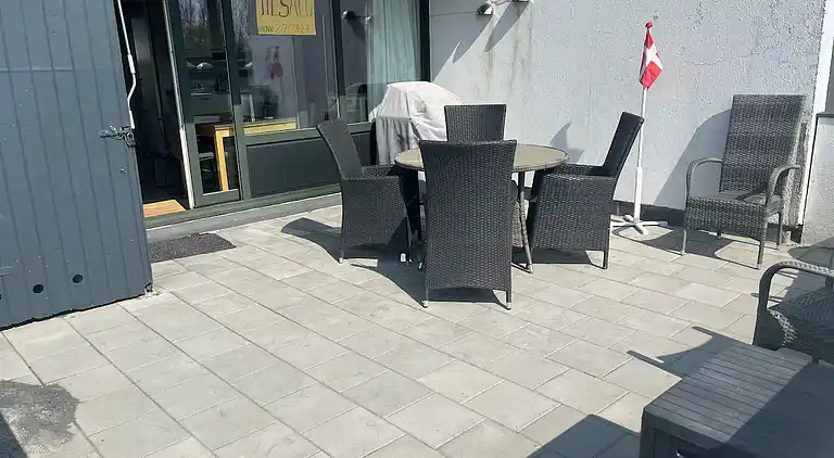 Aktiv ferie med hal, minigolf og havudsigt