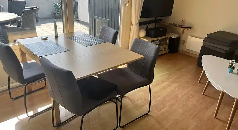 Aktiv ferie med hal, minigolf og havudsigt