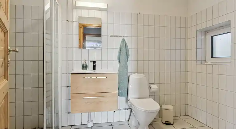 Hyggeligt træsommerhus tæt på natur og strand