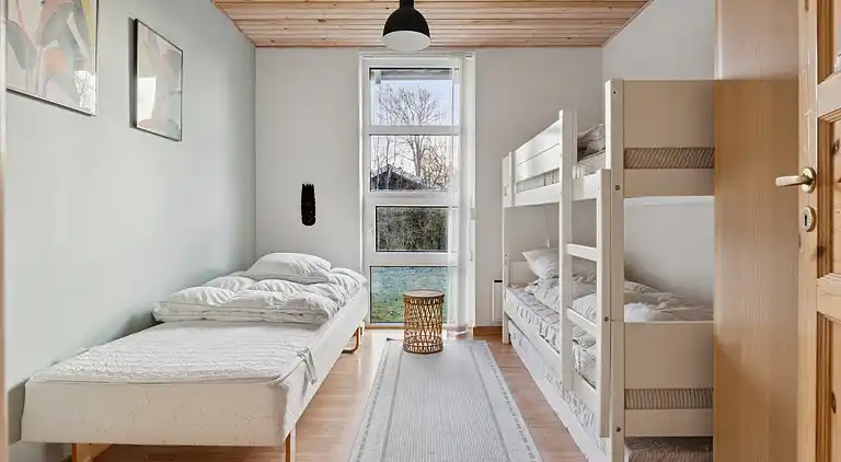 Hyggeligt træsommerhus tæt på natur og strand