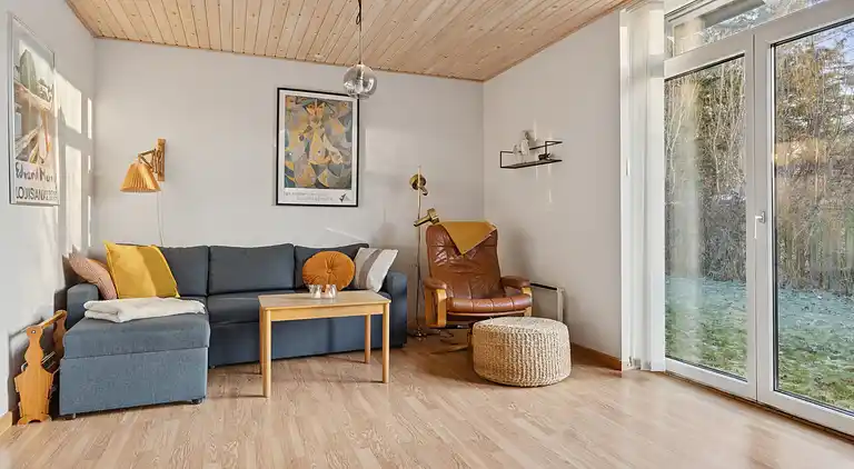 Hyggeligt træsommerhus tæt på natur og strand