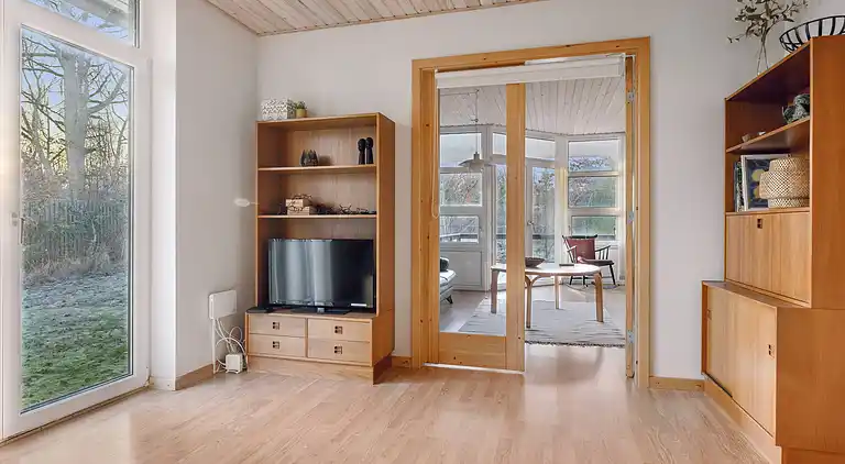 Hyggeligt træsommerhus tæt på natur og strand