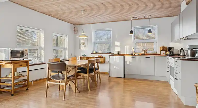 Hyggeligt træsommerhus tæt på natur og strand