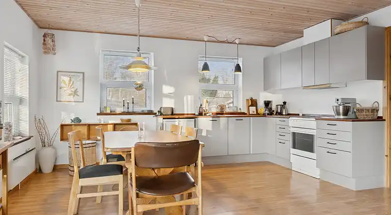 Hyggeligt træsommerhus tæt på natur og strand