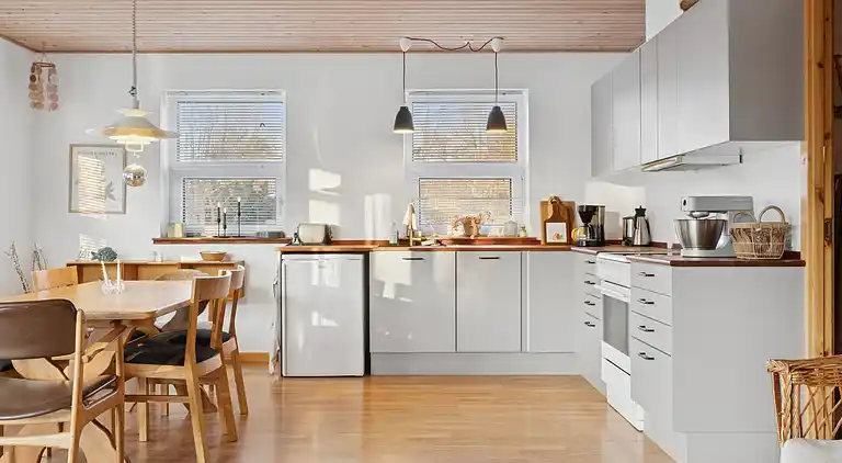 Hyggeligt træsommerhus tæt på natur og strand