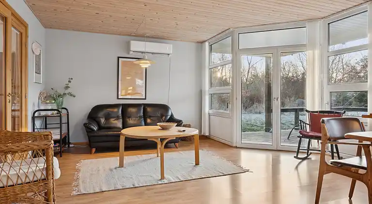 Hyggeligt træsommerhus tæt på natur og strand