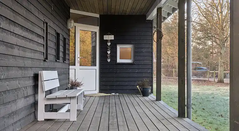 Hyggeligt træsommerhus tæt på natur og strand