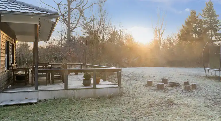 Hyggeligt træsommerhus tæt på natur og strand